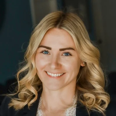 A headshot photo of Kayla, the consulting director at Limitless Chiropractic Consulting